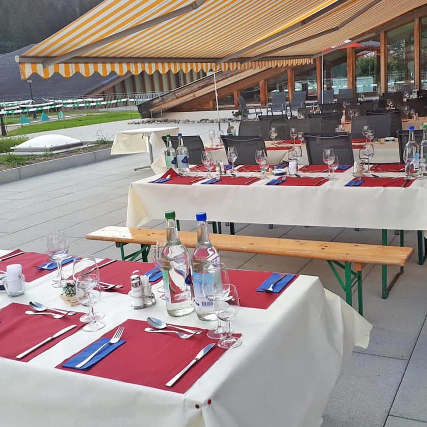 Gedeckte Tische für das Grillbuffet im Sportzentrum