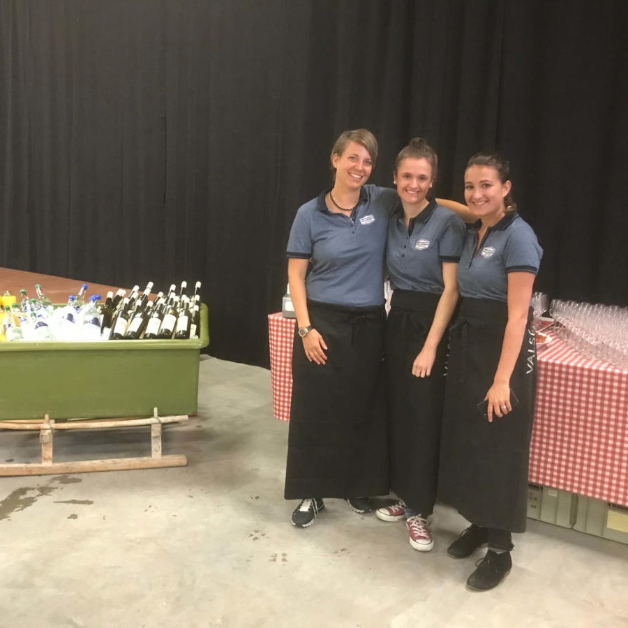 Catering-Team bei der Sportzentrum-Aufrichte