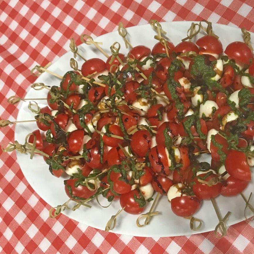 Tomaten-Mozarella-Sticks bei der Sportzentrum-Aufrichte
