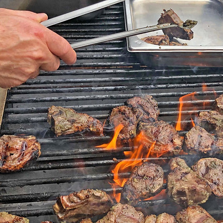 Grill mit gegrilltem Fleisch