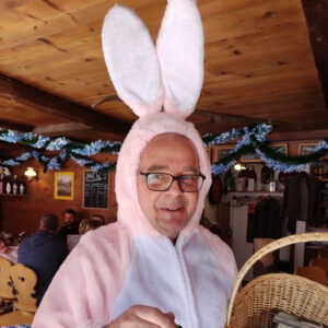 Rooster Bar: Der Chef des Hauses als Osterhase verkleidet