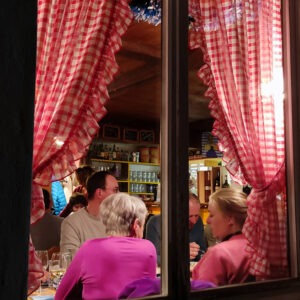Rooster Bar von draussen nach Innen fotografiert