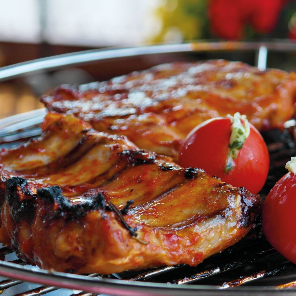 Gegrillte Spareribs und Tomaten in der Rooster Bar