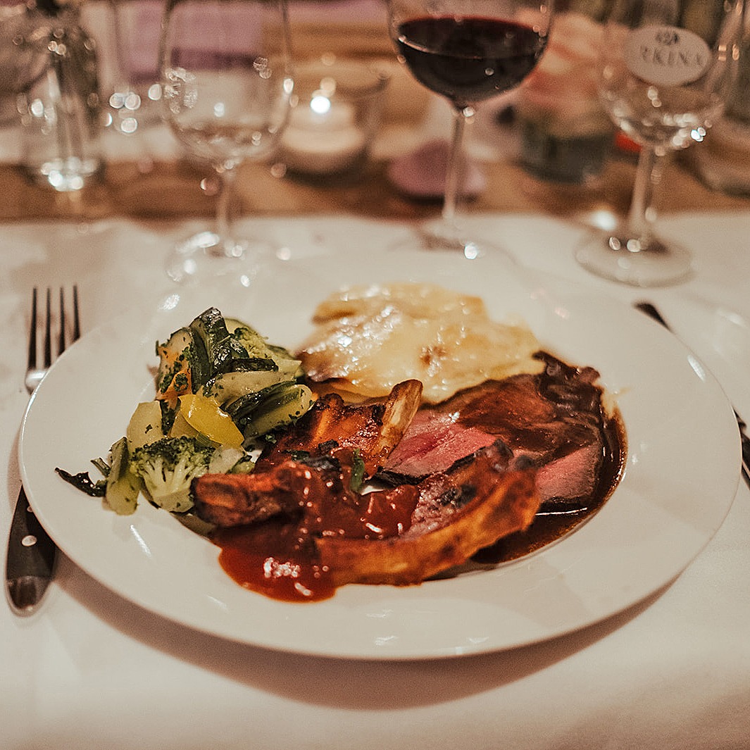 Teller mit Fleisch, Gemüse, Kartoffelgratin